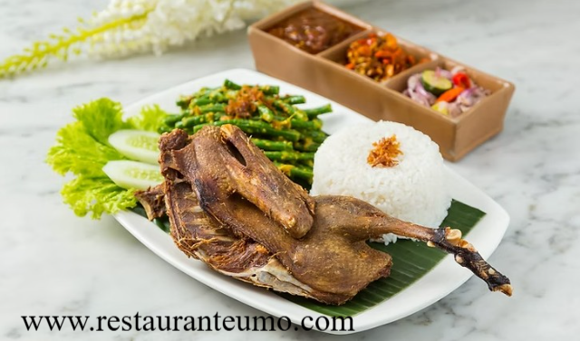 Gurihnya Kulit yang Meleleh: Menikmati Bebek Goreng di Bebek Tepi Sawah